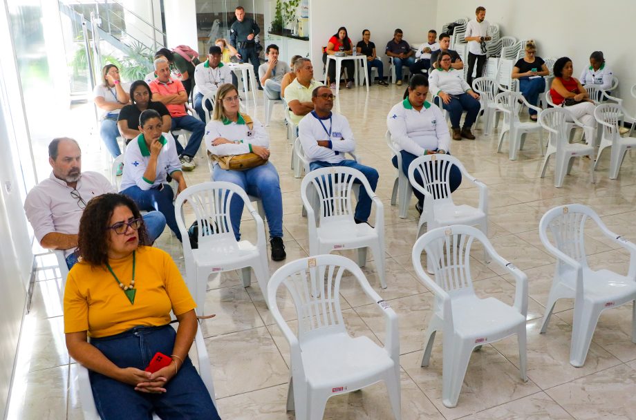 COMITÊ DA DENGUE – Além das medidas de combate a doença, reunião teve apresentação de repelente natural produzido por estudantes da E.E Bom Jesus