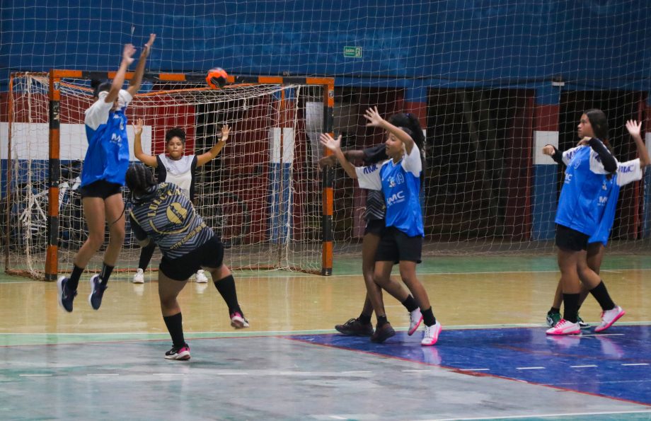 Escolas Parque São Carlos e LULOCA são as campeãs de handebol do JETs Sub-14