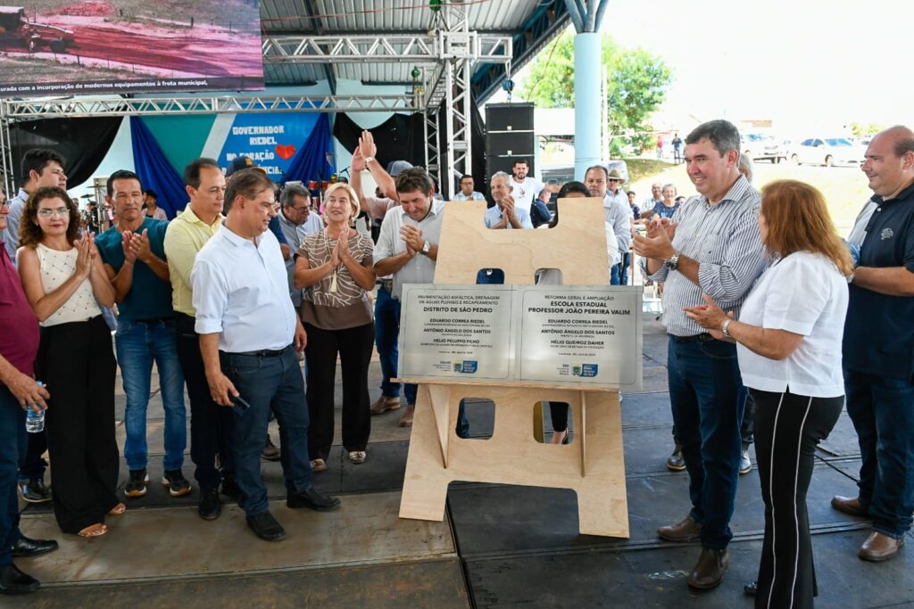 Em festa cívica de Inocência, Governo entrega escola reformada, pavimentação e recursos para a construção do aeródromo