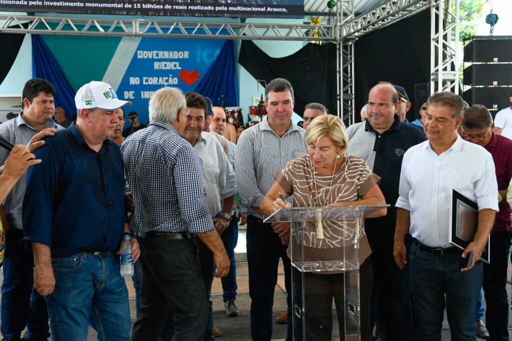 Em festa cívica de Inocência, Governo entrega escola reformada, pavimentação e recursos para a construção do aeródromo