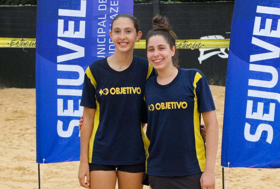 MAIS UMA VITÓRIA – Colégio Anglo leva o troféu de campeão no vôlei de praia masculino e feminino