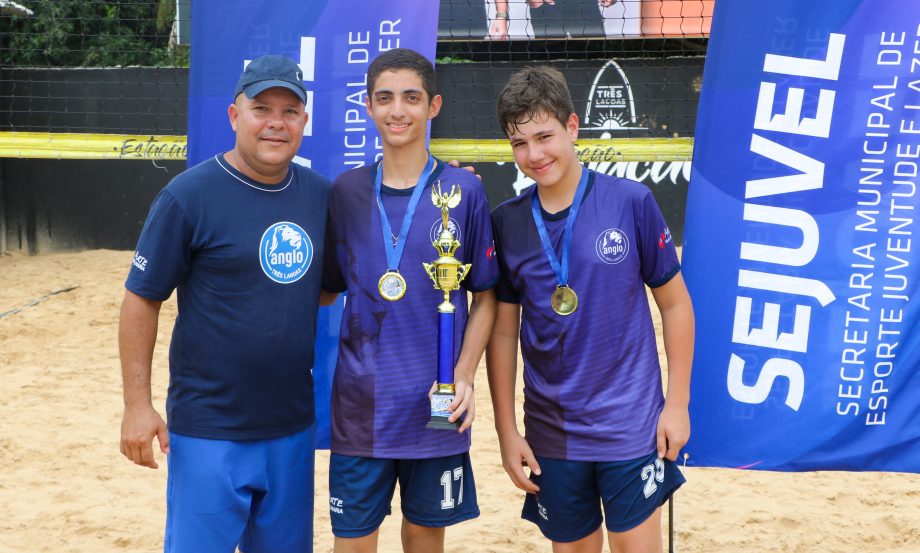 MAIS UMA VITÓRIA – Colégio Anglo leva o troféu de campeão no vôlei de praia masculino e feminino