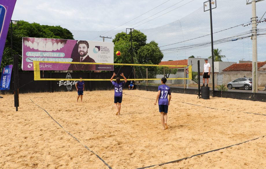 MAIS UMA VITÓRIA – Colégio Anglo leva o troféu de campeão no vôlei de praia masculino e feminino