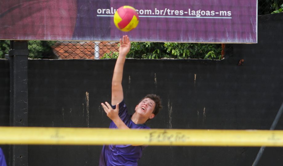 MAIS UMA VITÓRIA – Colégio Anglo leva o troféu de campeão no vôlei de praia masculino e feminino