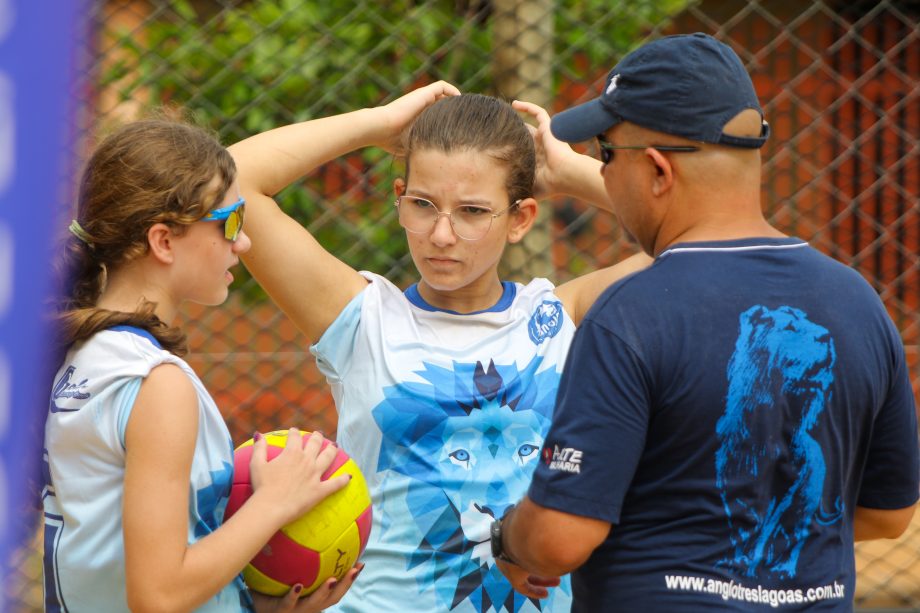 MAIS UMA VITÓRIA – Colégio Anglo leva o troféu de campeão no vôlei de praia masculino e feminino