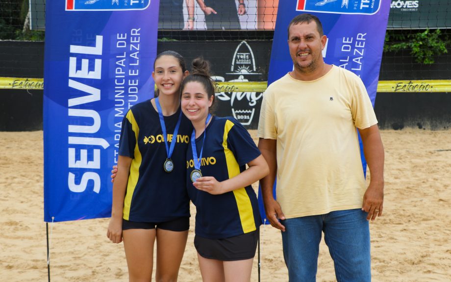 MAIS UMA VITÓRIA – Colégio Anglo leva o troféu de campeão no vôlei de praia masculino e feminino