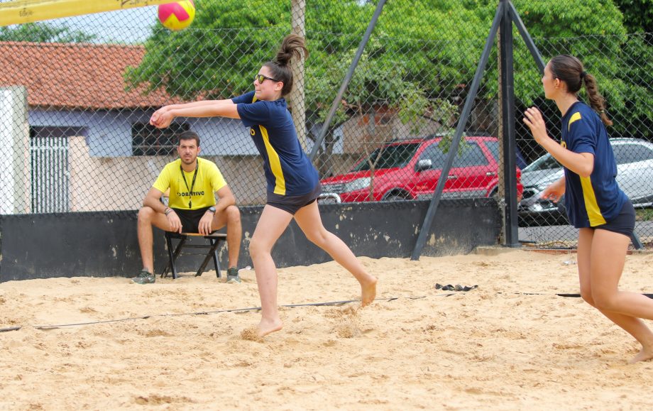 MAIS UMA VITÓRIA – Colégio Anglo leva o troféu de campeão no vôlei de praia masculino e feminino MAIS UMA VITÓRIA – Colégio Anglo leva o troféu de campeão no vôlei de praia masculino e feminino