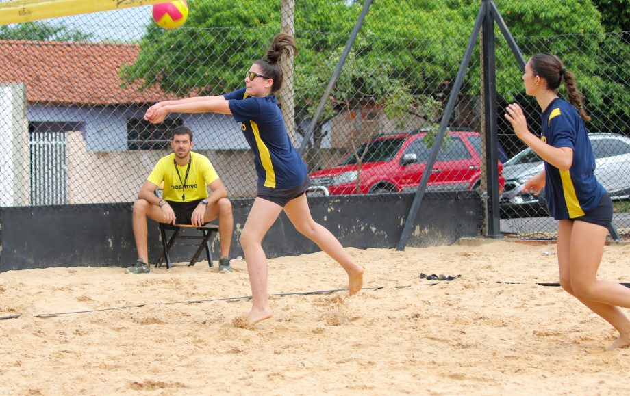 MAIS UMA VITÓRIA – Colégio Anglo leva o troféu de campeão no vôlei de praia masculino e feminino