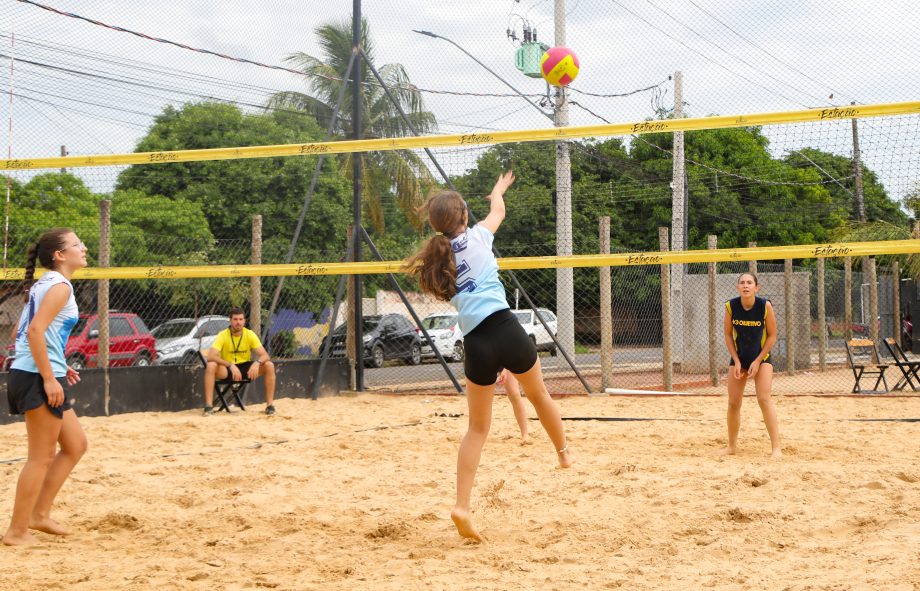 MAIS UMA VITÓRIA – Colégio Anglo leva o troféu de campeão no vôlei de praia masculino e feminino