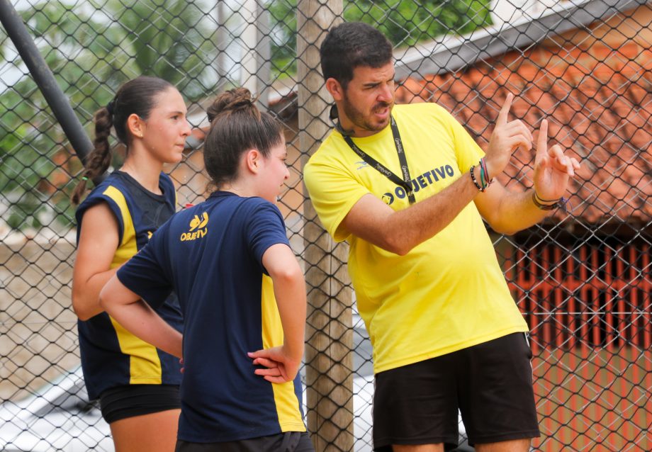 MAIS UMA VITÓRIA – Colégio Anglo leva o troféu de campeão no vôlei de praia masculino e feminino