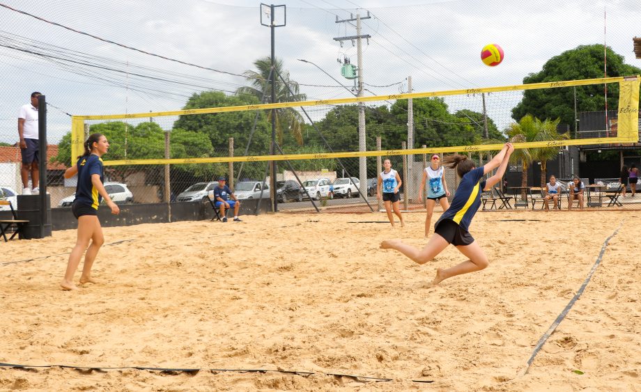 MAIS UMA VITÓRIA – Colégio Anglo leva o troféu de campeão no vôlei de praia masculino e feminino