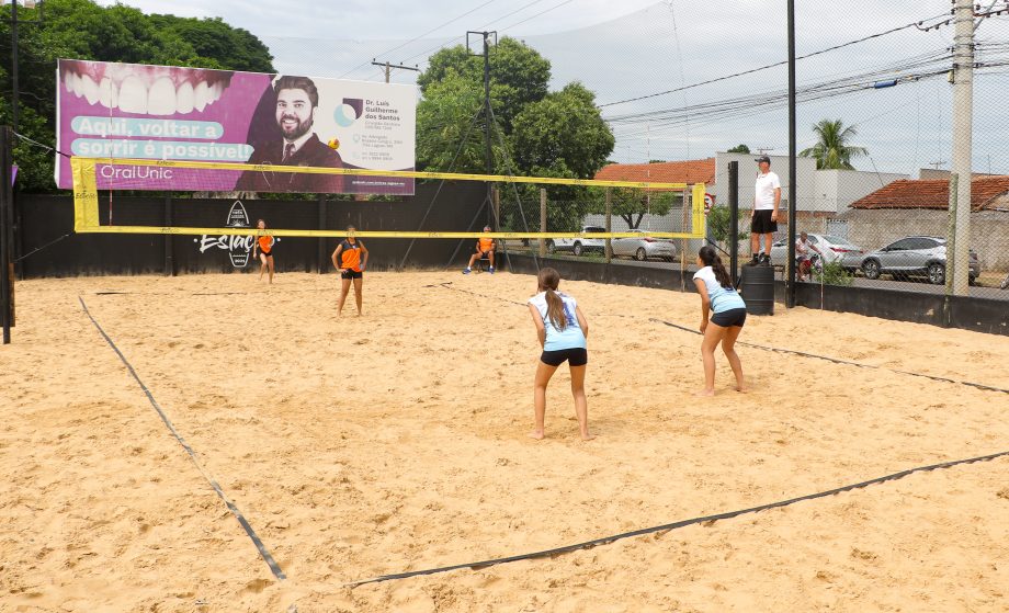 MAIS UMA VITÓRIA – Colégio Anglo leva o troféu de campeão no vôlei de praia masculino e feminino