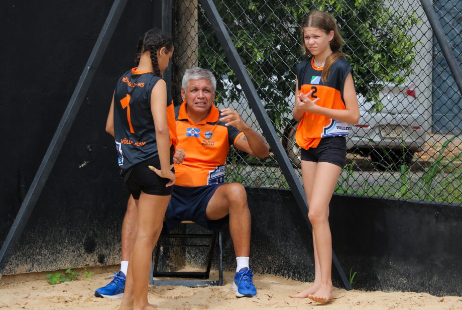 MAIS UMA VITÓRIA – Colégio Anglo leva o troféu de campeão no vôlei de praia masculino e feminino