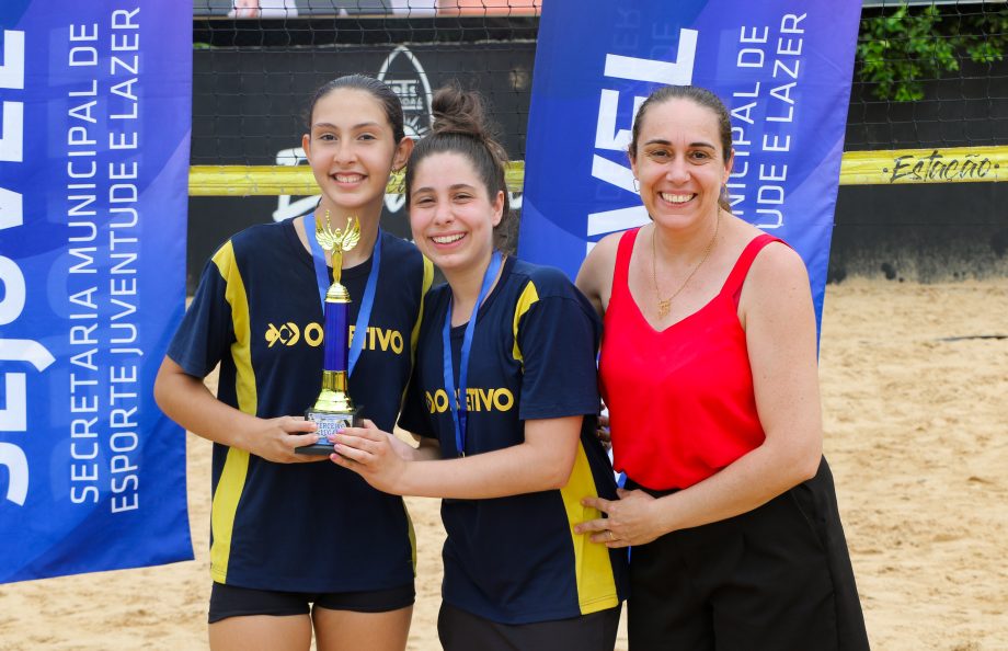 MAIS UMA VITÓRIA – Colégio Anglo leva o troféu de campeão no vôlei de praia masculino e feminino