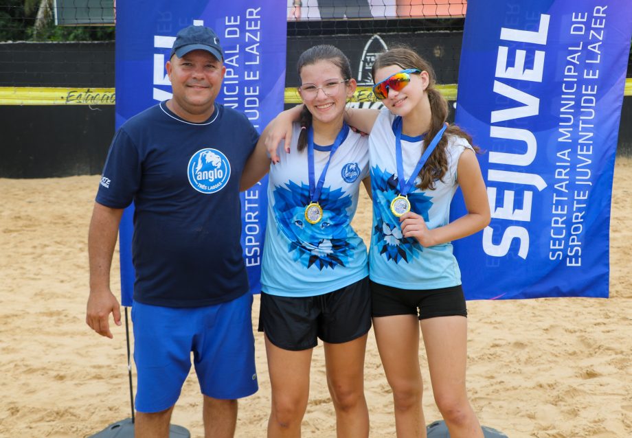 MAIS UMA VITÓRIA – Colégio Anglo leva o troféu de campeão no vôlei de praia masculino e feminino