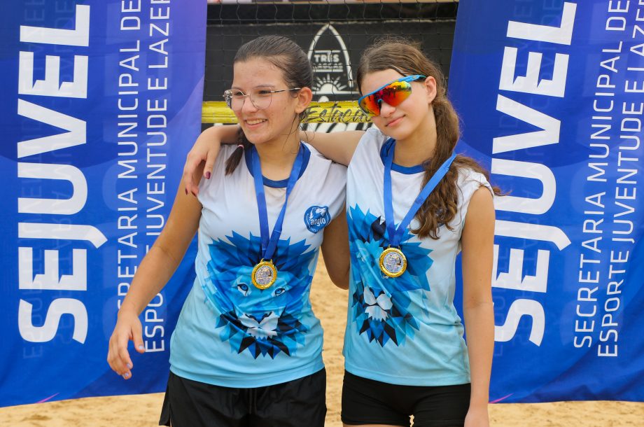MAIS UMA VITÓRIA – Colégio Anglo leva o troféu de campeão no vôlei de praia masculino e feminino