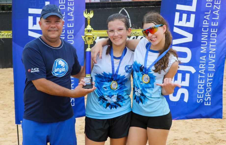 MAIS UMA VITÓRIA – Colégio Anglo leva o troféu de campeão no vôlei de praia masculino e feminino