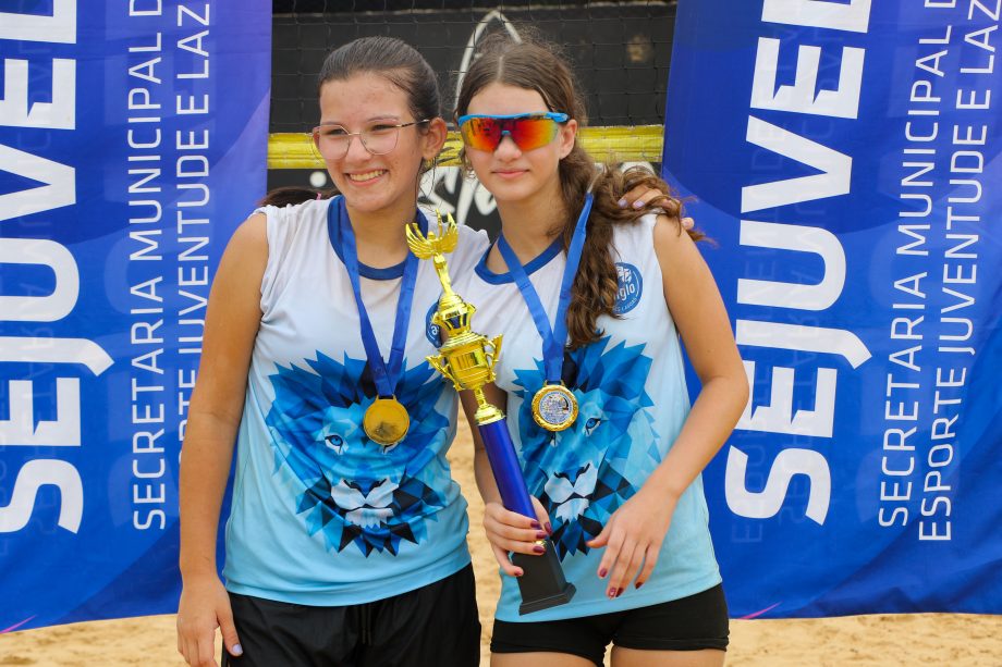 MAIS UMA VITÓRIA – Colégio Anglo leva o troféu de campeão no vôlei de praia masculino e feminino