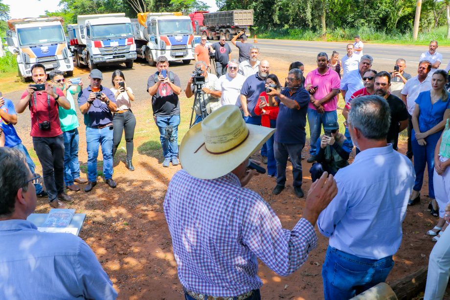 Prefeito Angelo Guerreiro assina Ordem de Serviço para pavimentação da estrada rancheira “Oásis”