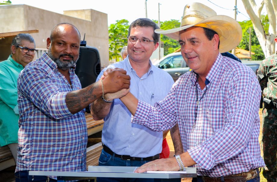 Prefeito Angelo Guerreiro assina Ordem de Serviço para pavimentação da estrada rancheira “Oásis”