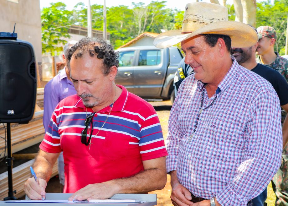 Prefeito Angelo Guerreiro assina Ordem de Serviço para pavimentação da estrada rancheira “Oásis”