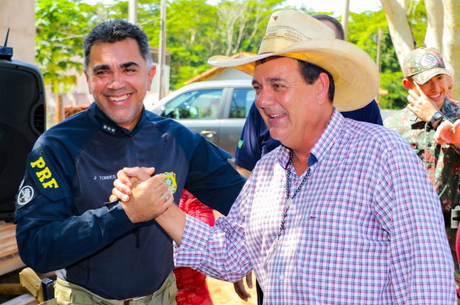 Prefeito Angelo Guerreiro assina Ordem de Serviço para pavimentação da estrada rancheira “Oásis”