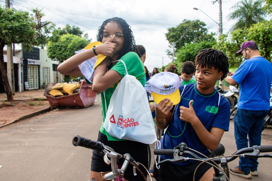 SEMANA MUNICIPAL DE TRÂNSITO – Deptran realizou passeio ciclístico e blitz educativa com estudantes