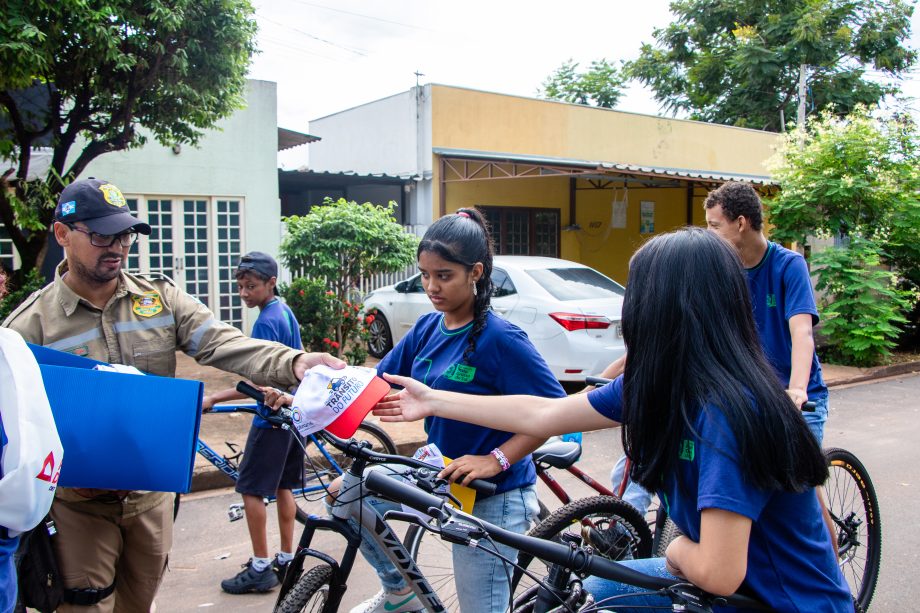 SEMANA MUNICIPAL DE TRÂNSITO – Deptran realizou passeio ciclístico e blitz educativa com estudantes