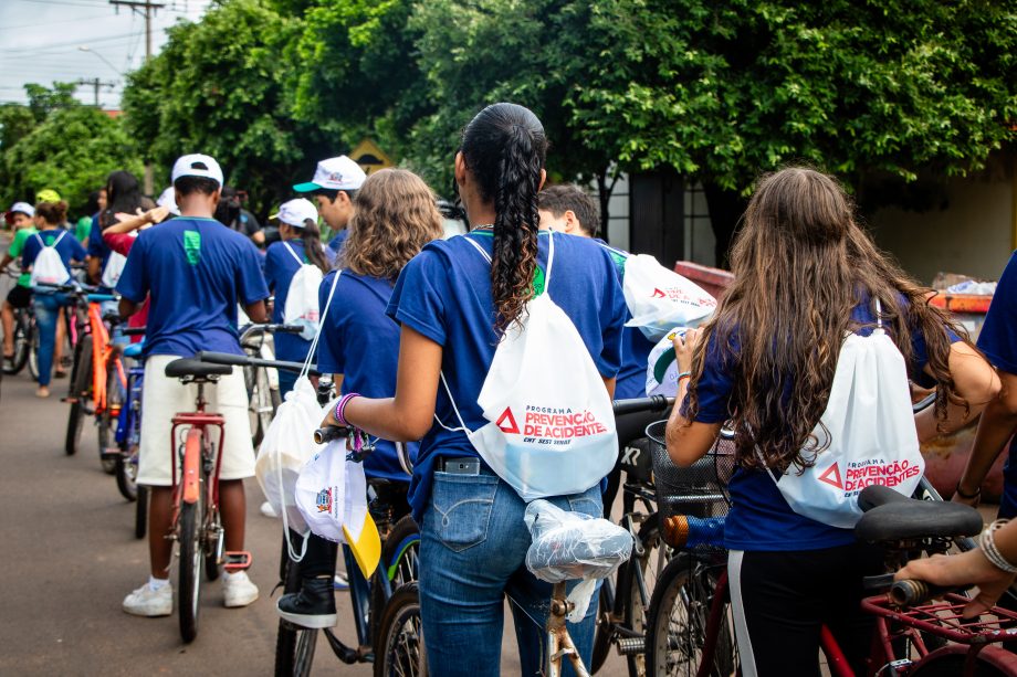 SEMANA MUNICIPAL DE TRÂNSITO – Deptran realizou passeio ciclístico e blitz educativa com estudantes