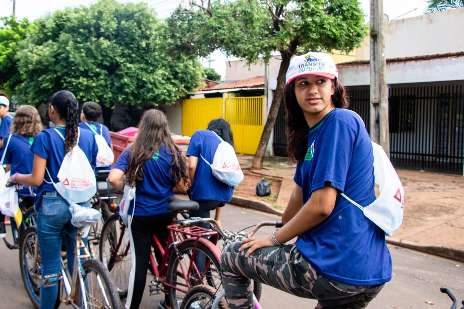 SEMANA MUNICIPAL DE TRÂNSITO – Deptran realizou passeio ciclístico e blitz educativa com estudantes