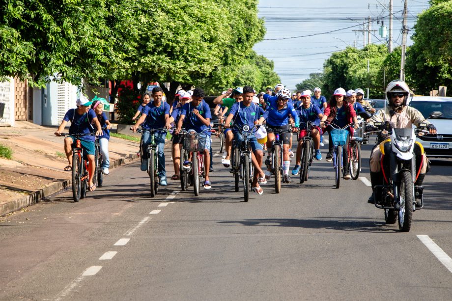 SEMANA MUNICIPAL DE TRÂNSITO – Deptran realizou passeio ciclístico e blitz educativa com estudantes