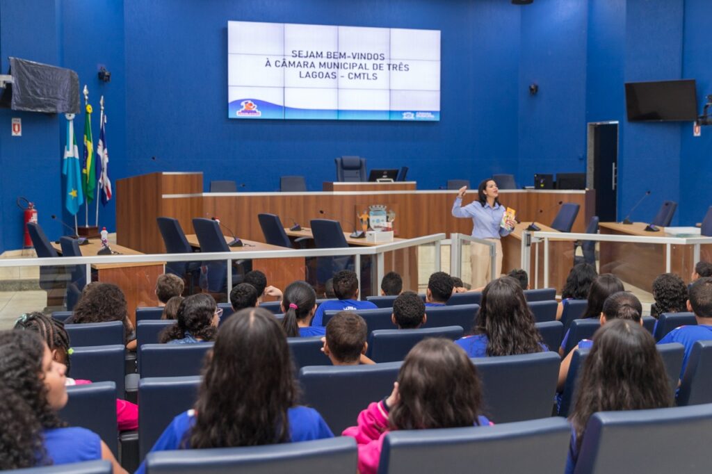 Alunos da Maria Eulália participam de visita guiada