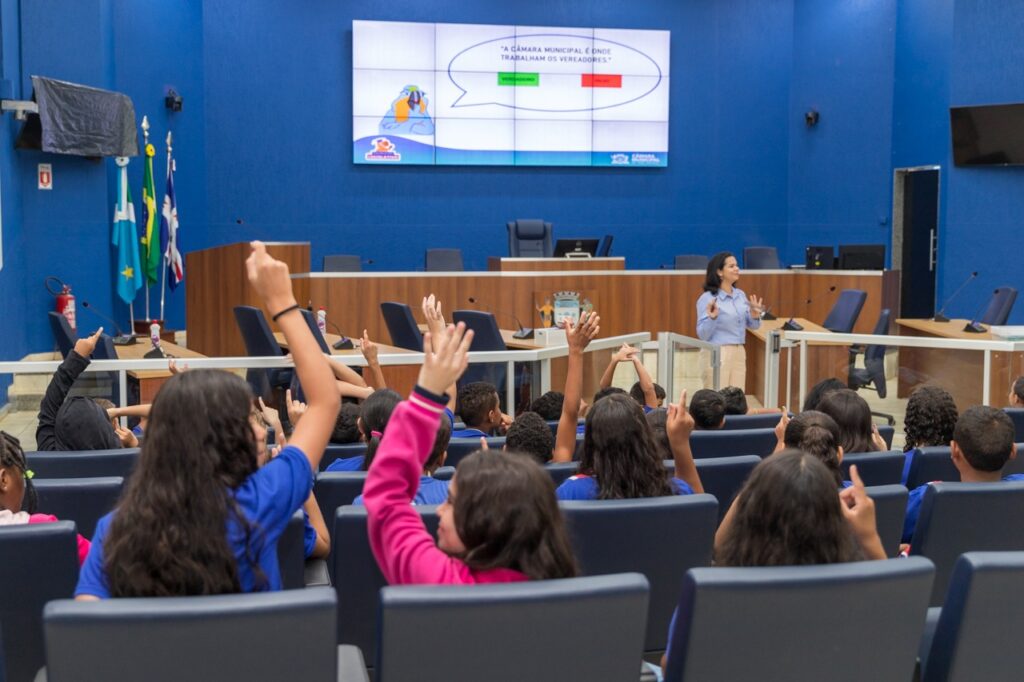 Alunos da Maria Eulália participam de visita guiada