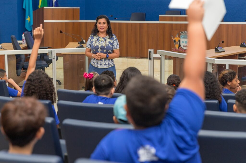 Alunos da Maria Eulália participam de visita guiada