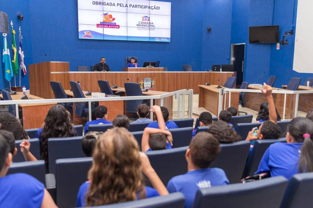 Alunos da Maria Eulália participam de visita guiada