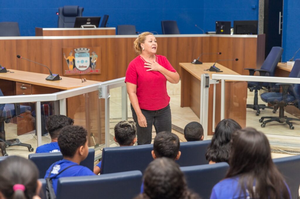 Alunos da Maria Eulália participam de visita guiada