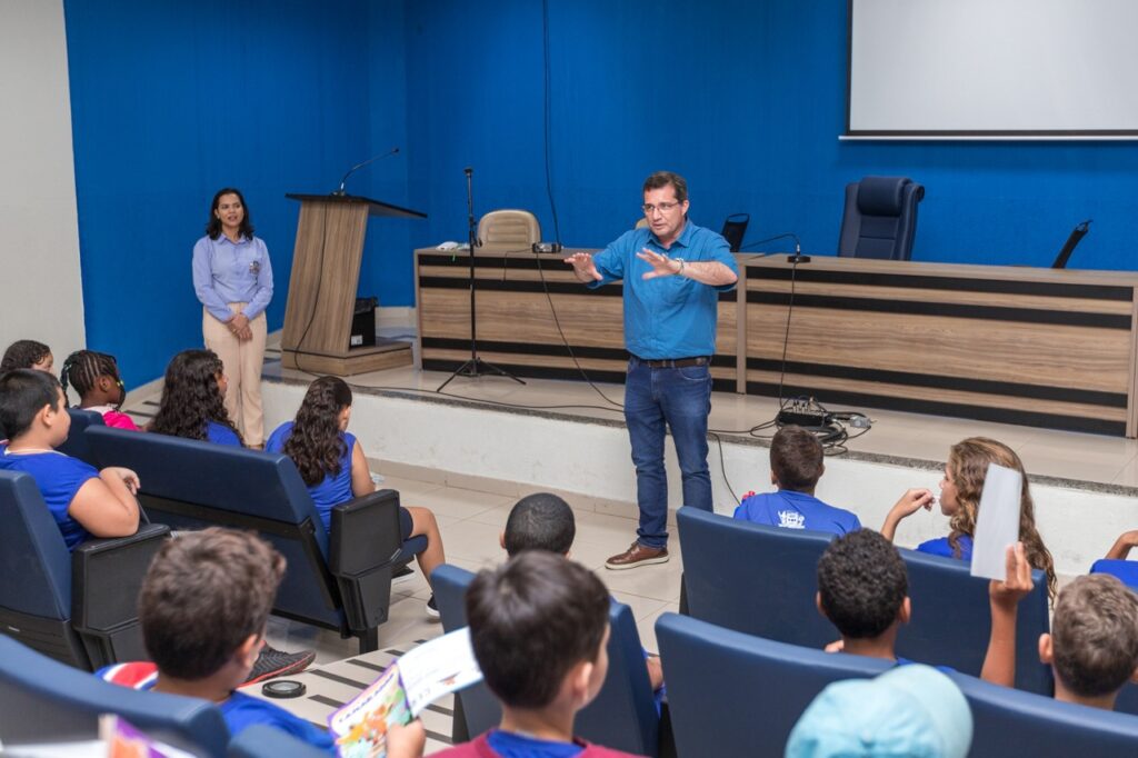 Alunos da Maria Eulália participam de visita guiada
