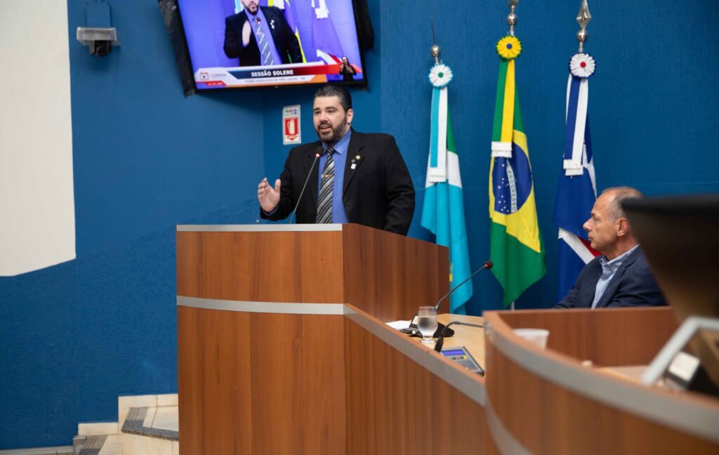 Sessão solene: professores e maestro são homenageados com títulos e diploma