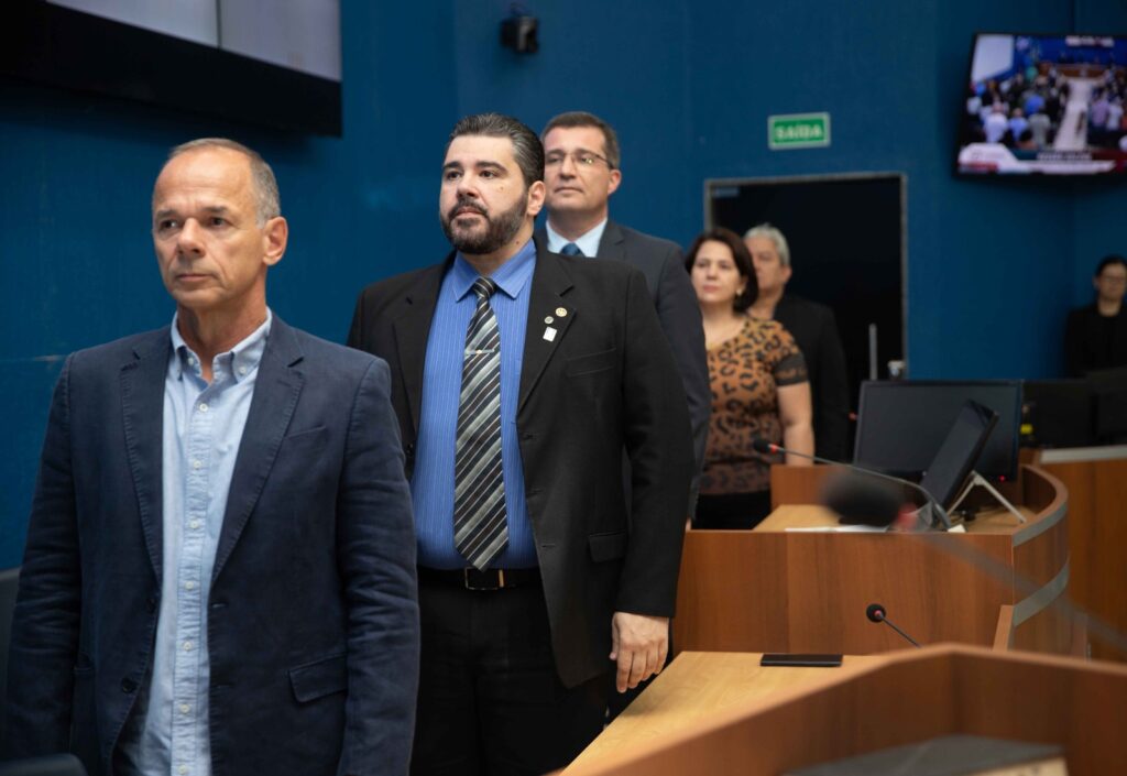 Sessão solene: professores e maestro são homenageados com títulos e diploma