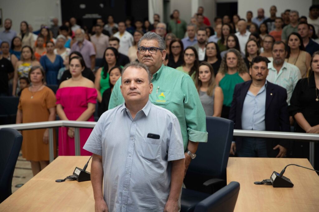 Sessão solene: professores e maestro são homenageados com títulos e diploma