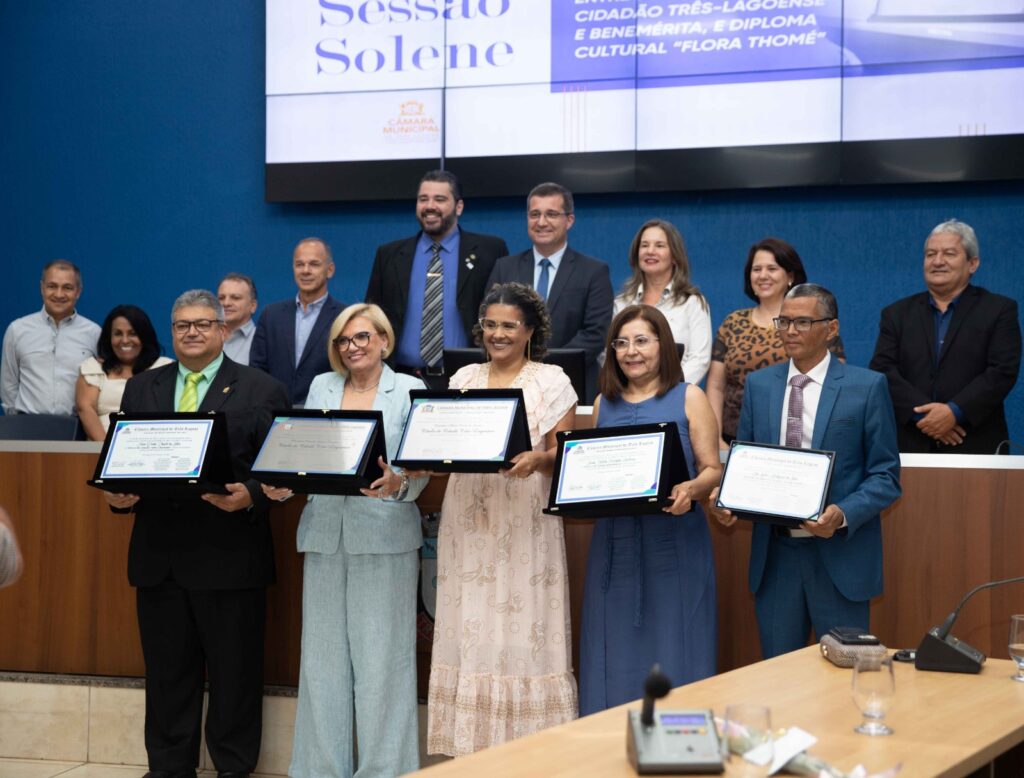 Sessão solene: professores e maestro são homenageados com títulos e diploma