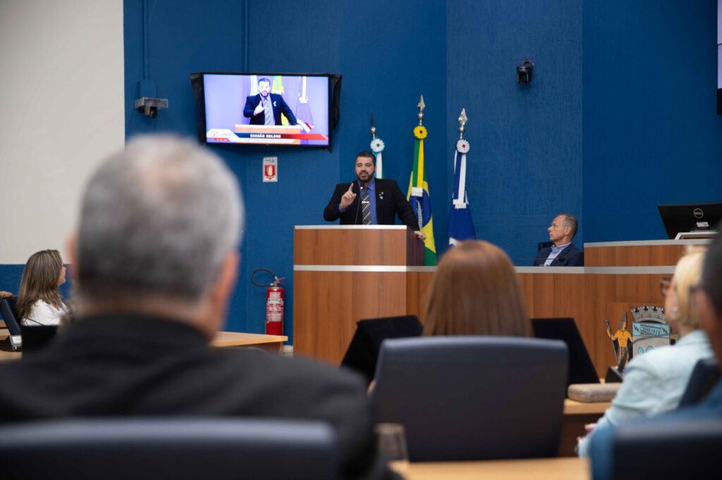 Sessão solene: professores e maestro são homenageados com títulos e diploma