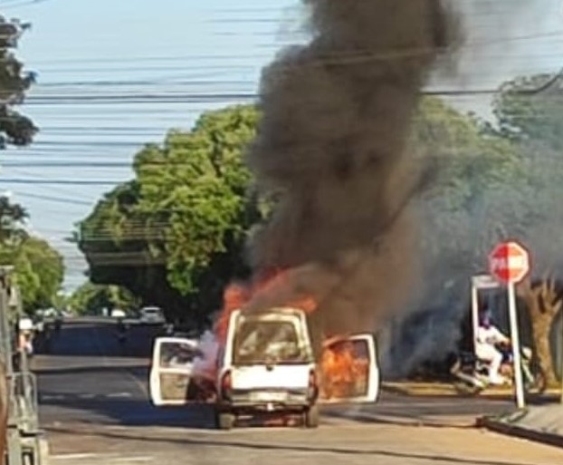 Em Três Lagoas, carro pega fogo e fica completamente destruído