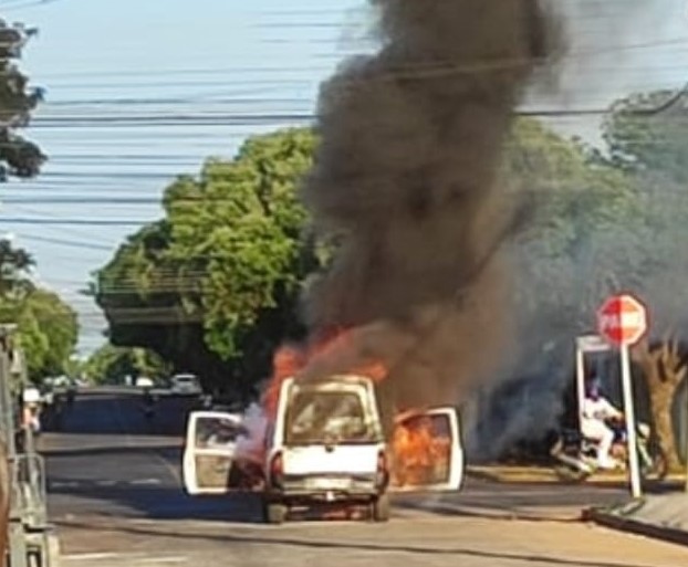 Em Três Lagoas, carro pega fogo e fica completamente destruído Em Três Lagoas, carro pega fogo e fica completamente destruído