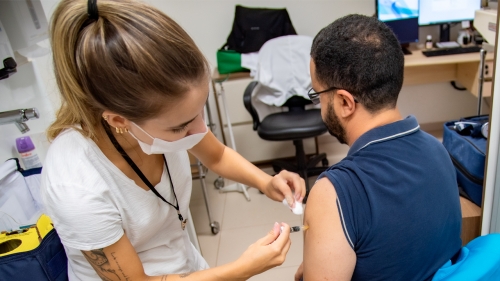 Mais de 500 servidores são imunizados com vacina contra a gripe no TCE-MS Mais de 500 servidores são imunizados com vacina contra a gripe no TCE-MS