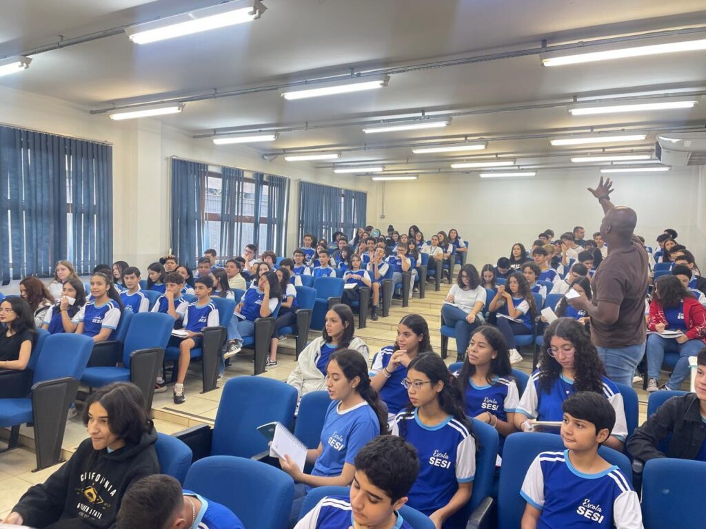 Em eleição simulada, alunos da Escola Sesi fazem campanha e aprendem sobre cidadania