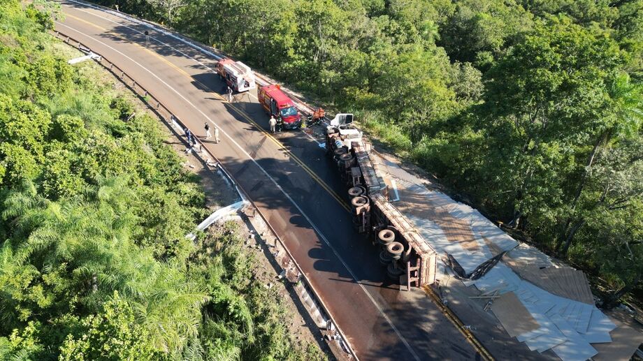 Acidente entre caminhão e carro mata criança de 5 anos em MS