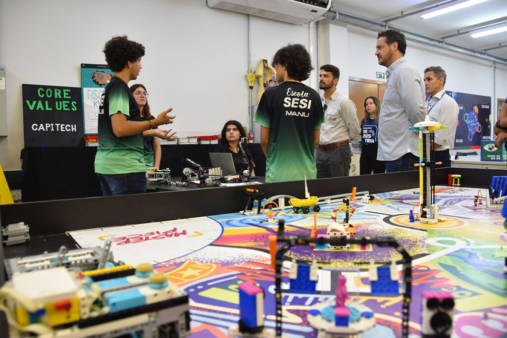 Diretor-presidente da Fundação de Turismo visita laboratórios da escola Sesi