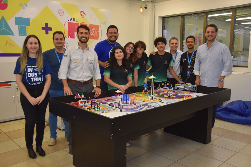 Diretor-presidente da Fundação de Turismo visita laboratórios da escola Sesi