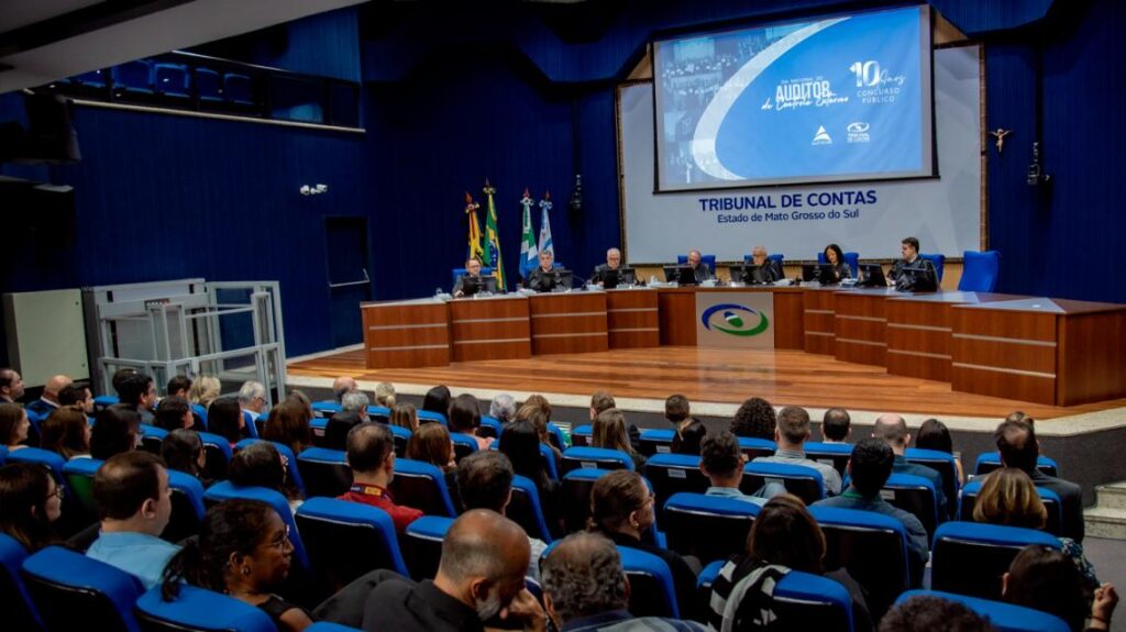 TCE-MS celebra Dia do Auditor de Controle Externo com sessão ordinária e homenagens